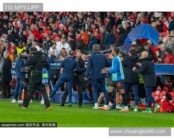 足球巨星告别赛场的感人时刻与背后的不舍与荣耀 足球巨星告别赛场的感人时刻与背后的不舍与荣耀